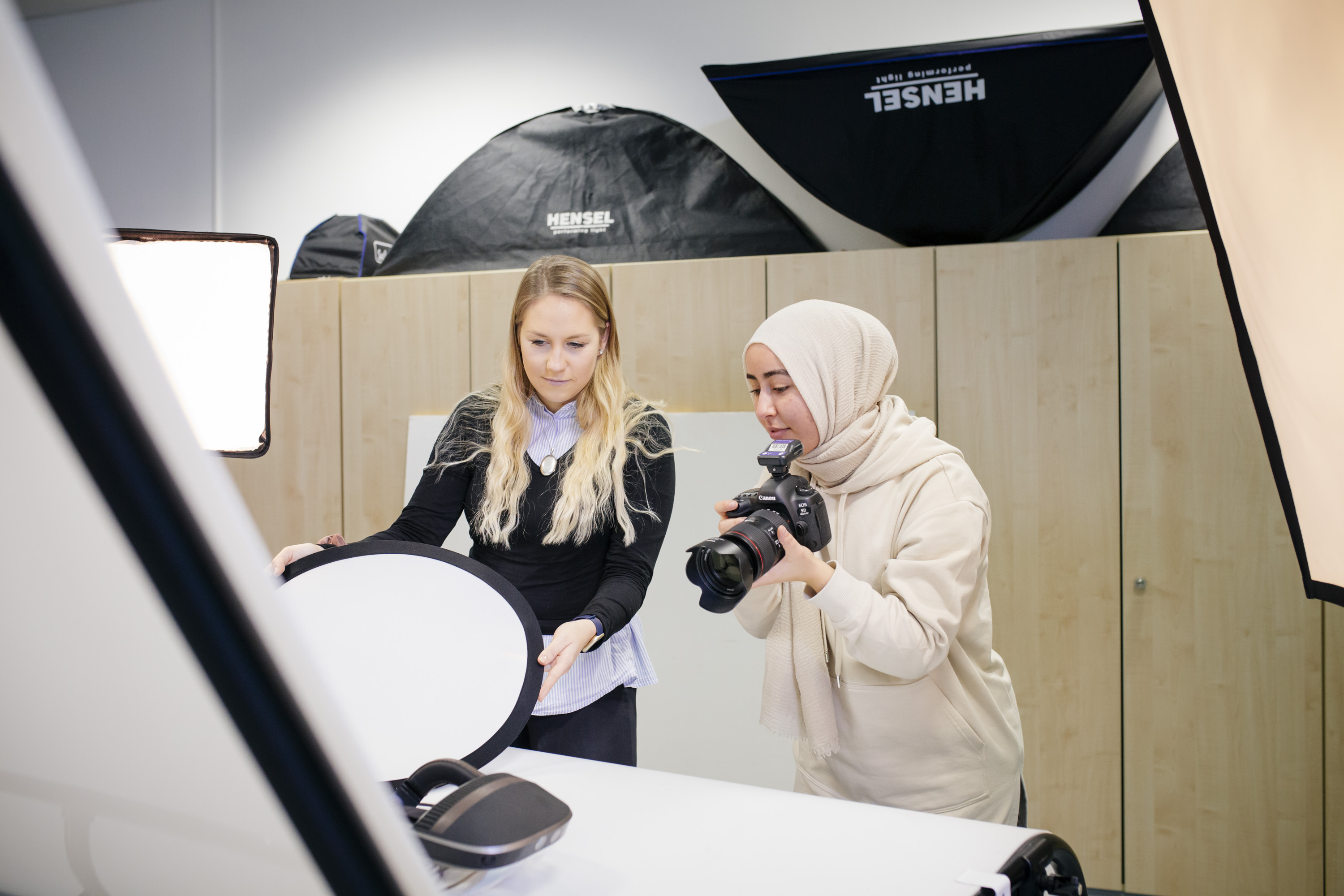 Zwei Studentinnen der Technischen Kommunikation bei der Produktfotografie
