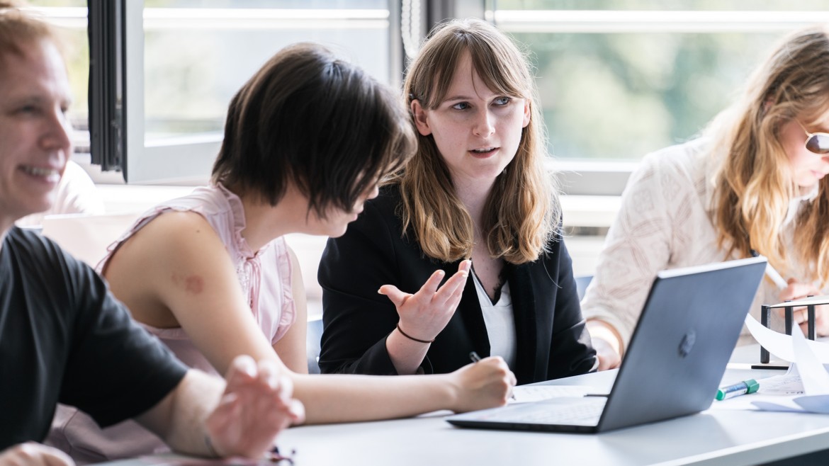 Studierende mit Laptop 