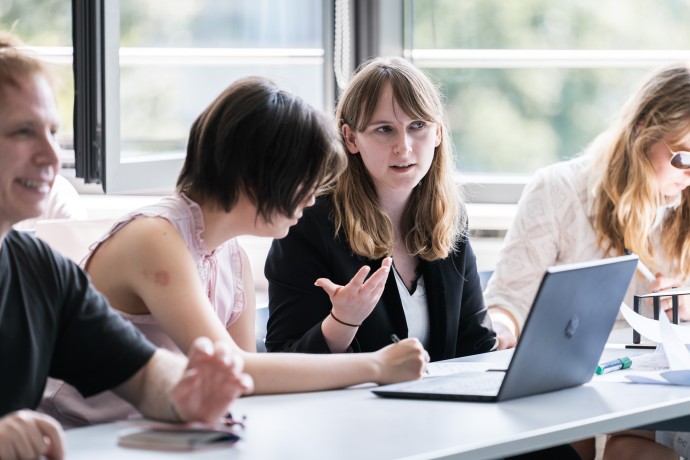 Studierende mit Laptop 