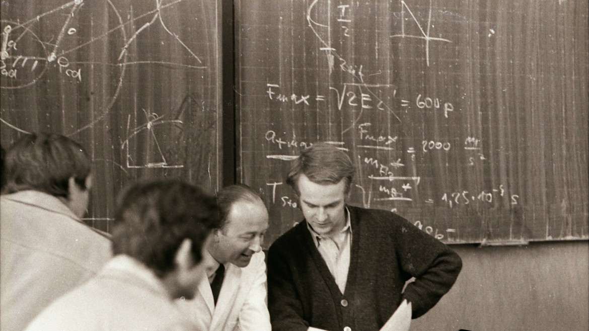 Dozent Keler am Oskar von Miller Polytechnikum mit Studierenden 1968