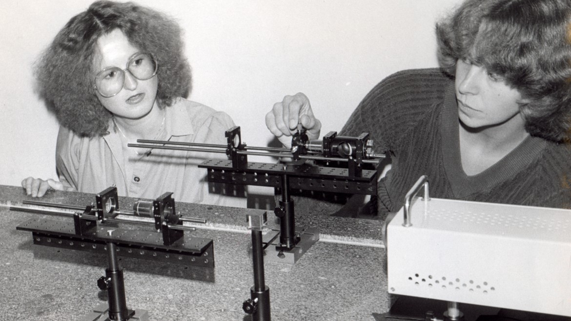 Studierende prüfen Abbildungsgüte von Linsensystemen 1981