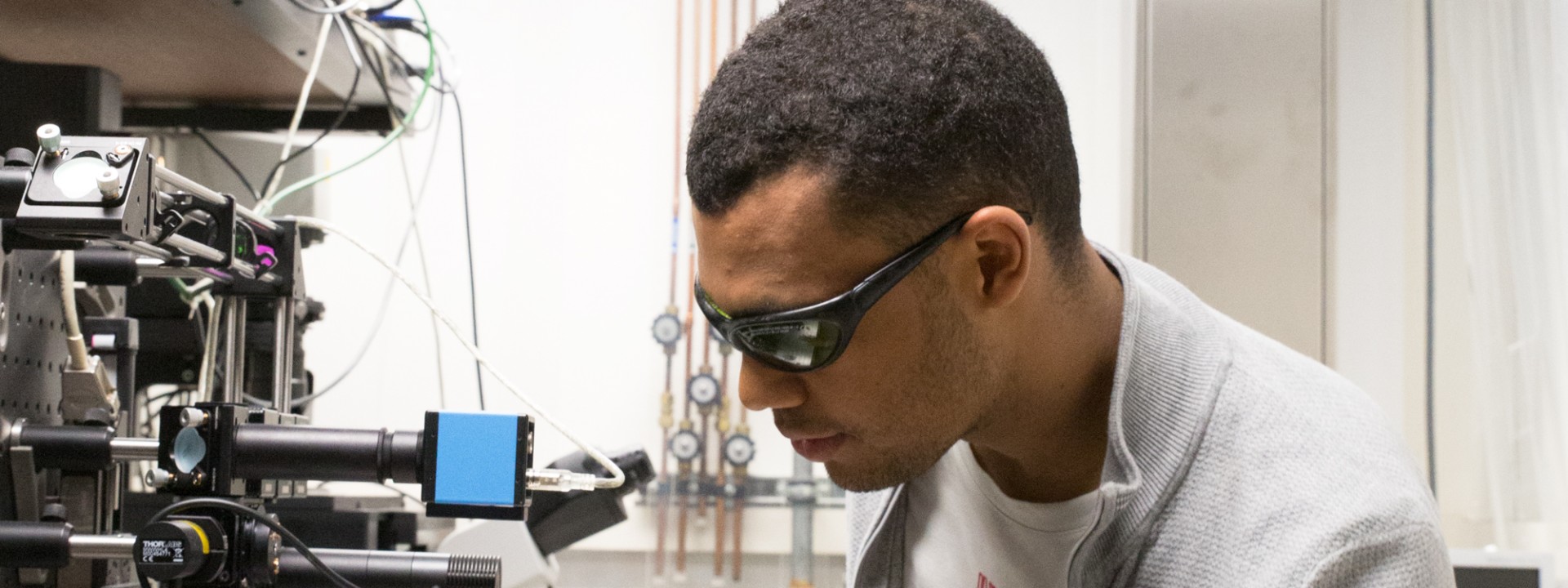Studierender im Laserzentrum an Versuchsaufbau