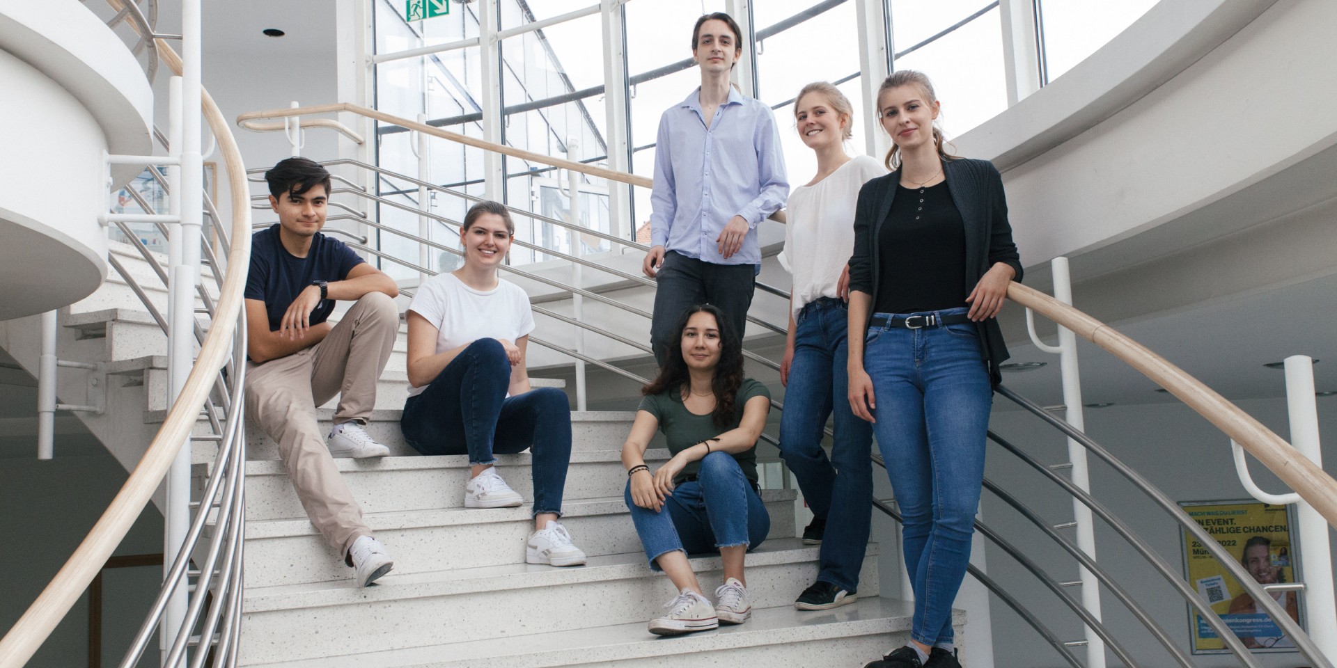 Studierende der Fakultät im Treppenaufgang