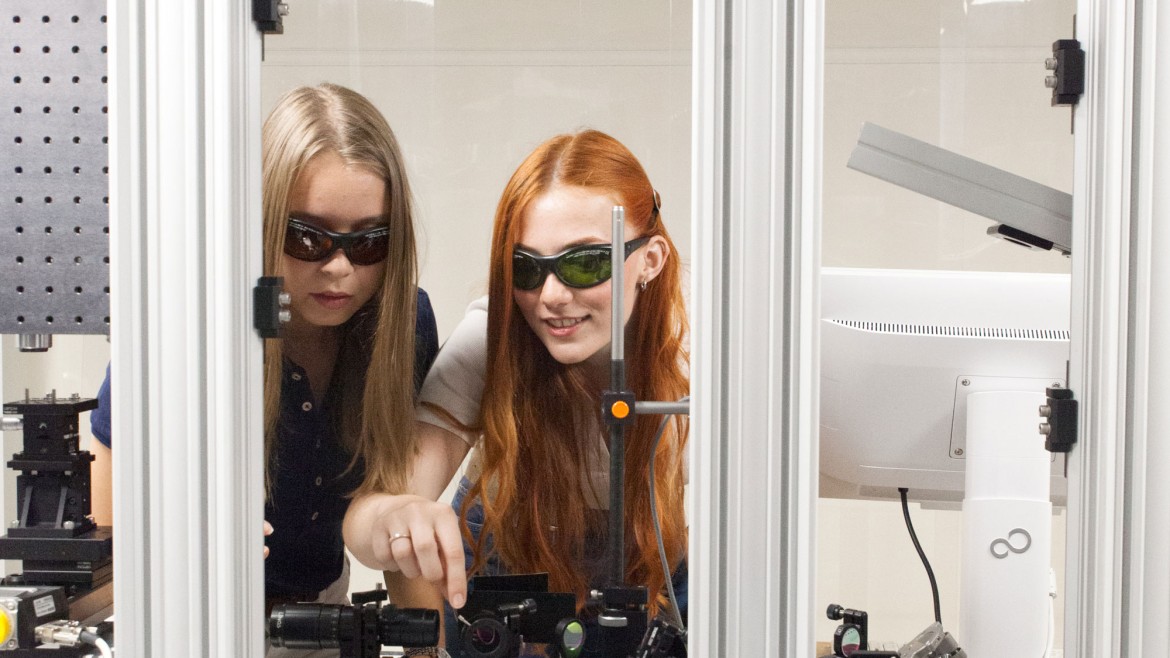 Zwei Studentinnen an einem Praktikumsaufbau im Laserzentrum - Hochschule München