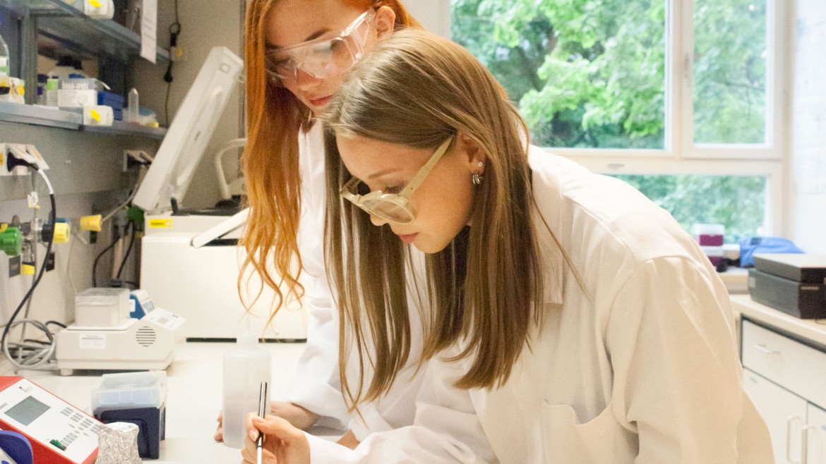 Zwei Studentinnen beim Probenaufbereiten im Labor für Biochemie / Mikrobiologie
