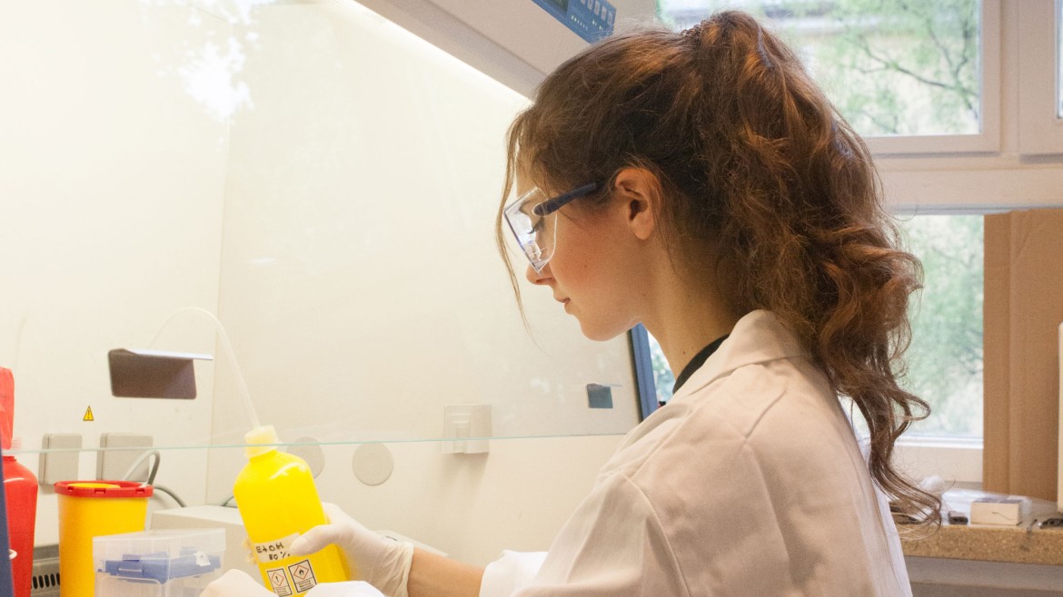 Studentin bereitet Proben in der Glove Box auf im Labor für Biochemie / Mikrobiologie