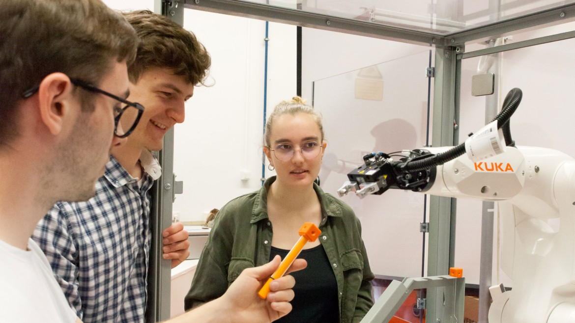 Drei Studierende im Labor für Automatisierung und Robotik