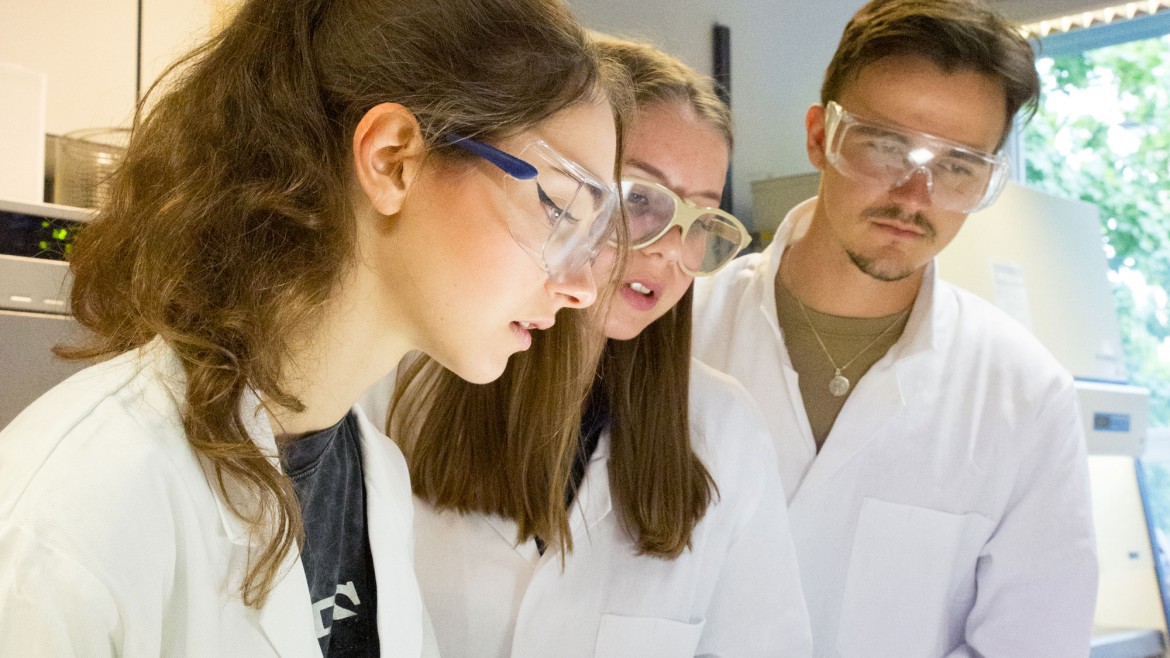 Drei Studierende im Labor für Biochemie / Mikrobiologie