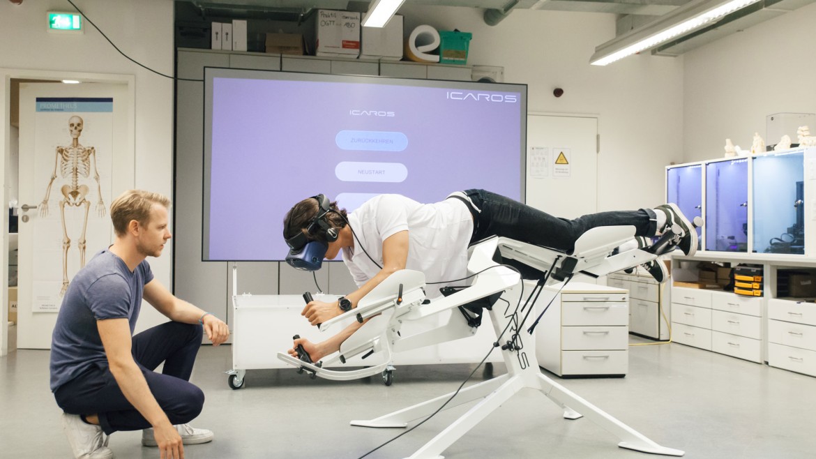 Studierende mit dem Icaros VR Flugsimulator für medizinische Anwendungen im BioMedLab