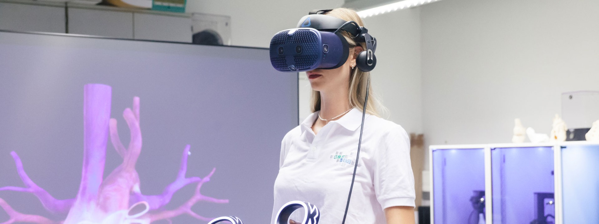 Studentin beim Anatomiestudium mit Virtual Reality im BioMedLab