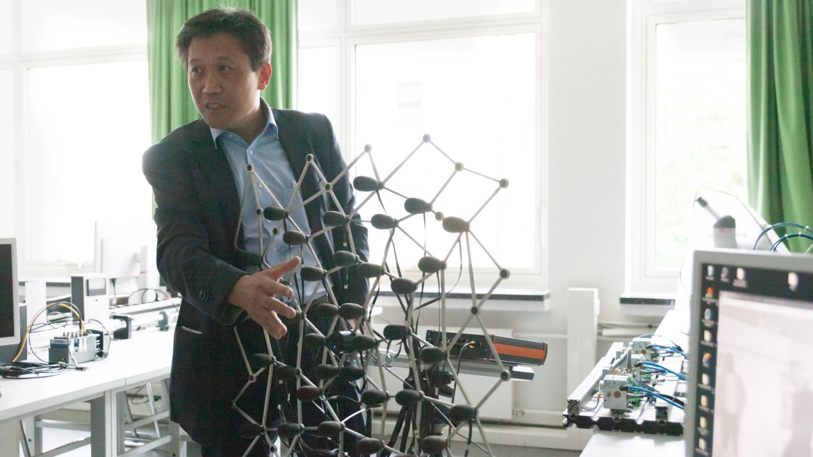 Prof. Wu erklärt eine akustische Kamera