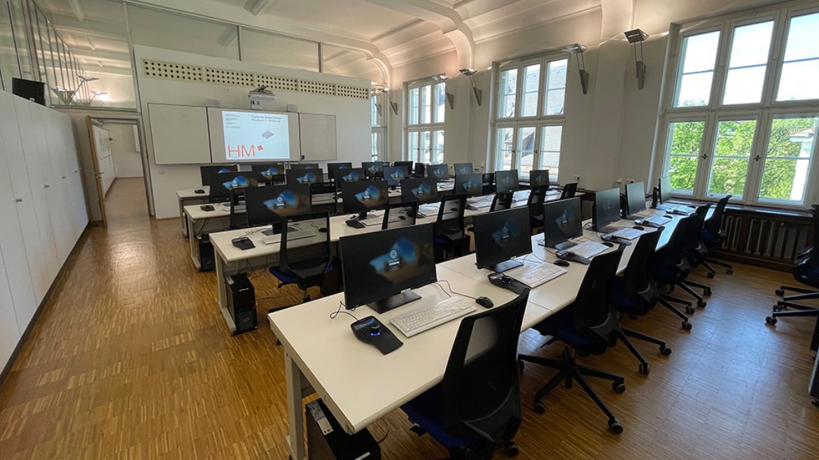 Blick in den Computerraum mit PC-Arbeitsplätzen
