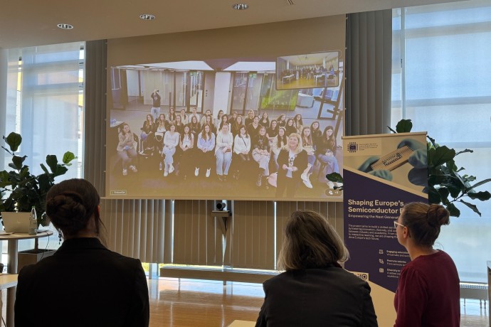 Schülerinnen vor Leinwand beim togetHER-in-TECH-Tag