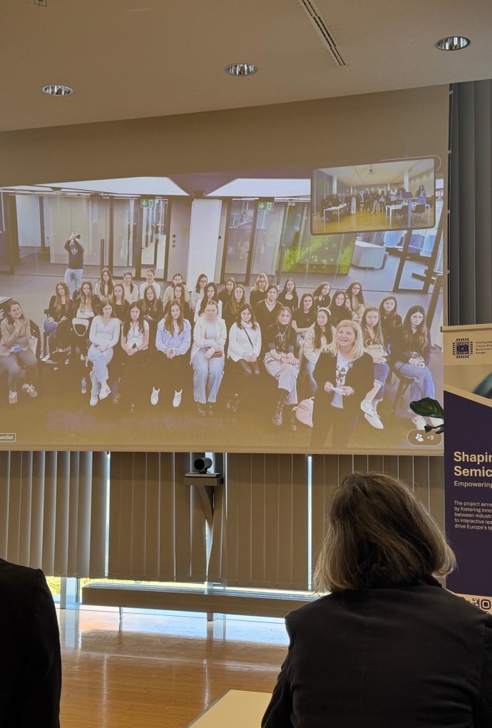 Schülerinnen vor Leinwand beim togetHER-in-TECH-Tag