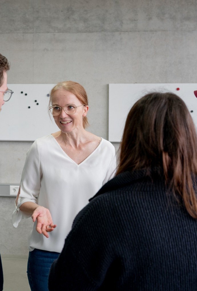 Christina Schindler im Gespräch mit Studierenden