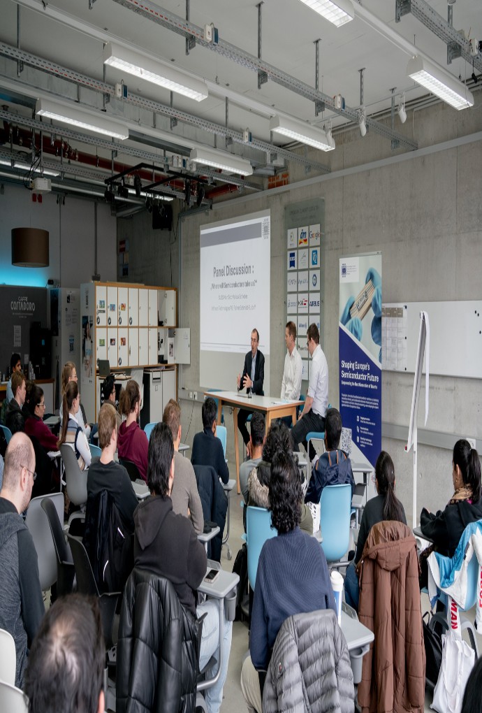 Blick über die Studierenden auf die Paneel Diskussion