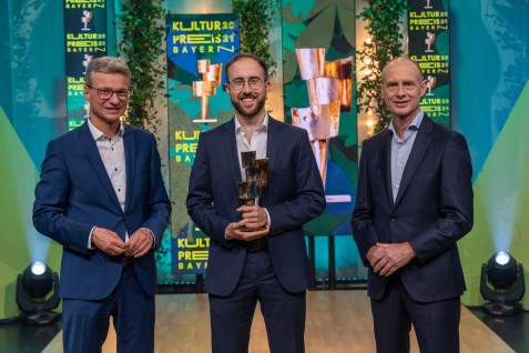 reisträgerin Cornelius Frank mit dem bayerischen Kunst- und Wissenschaftsminister Bernd Sibler (l.) und Bayernwerk-Chef Dr. Egon Leo Westphal (r.) (Foto: Alex Schelbert)
