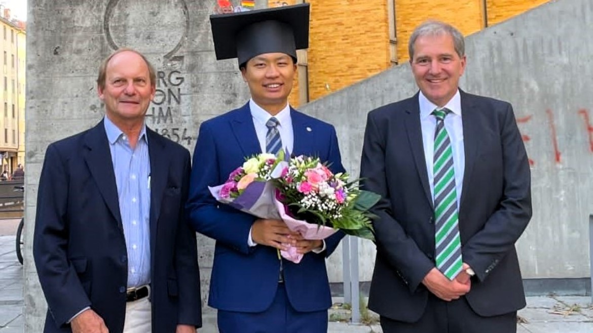 Dissertation Bian Qiang (Foto: Alexander Röhrl.) Im Bild von rechts nach links: Prof. Dr. Alexander W. Koch (TUM), Dr. Bian Qiang, Prof. Dr. Johannes Roths (HM.)