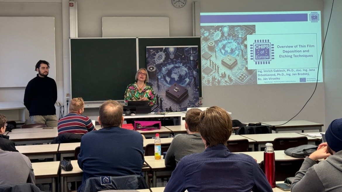 Vortrag_Lecture_Micro-and-Nanostructures (Foto: Christina Schindler) Dr. Jana Drbohlavova von der Brno University of Technology in Tschechien zusammen mit dem Masterstudenten Jan Virostko beim Vortrag in der Vorlesung Micro- and Nanostructures