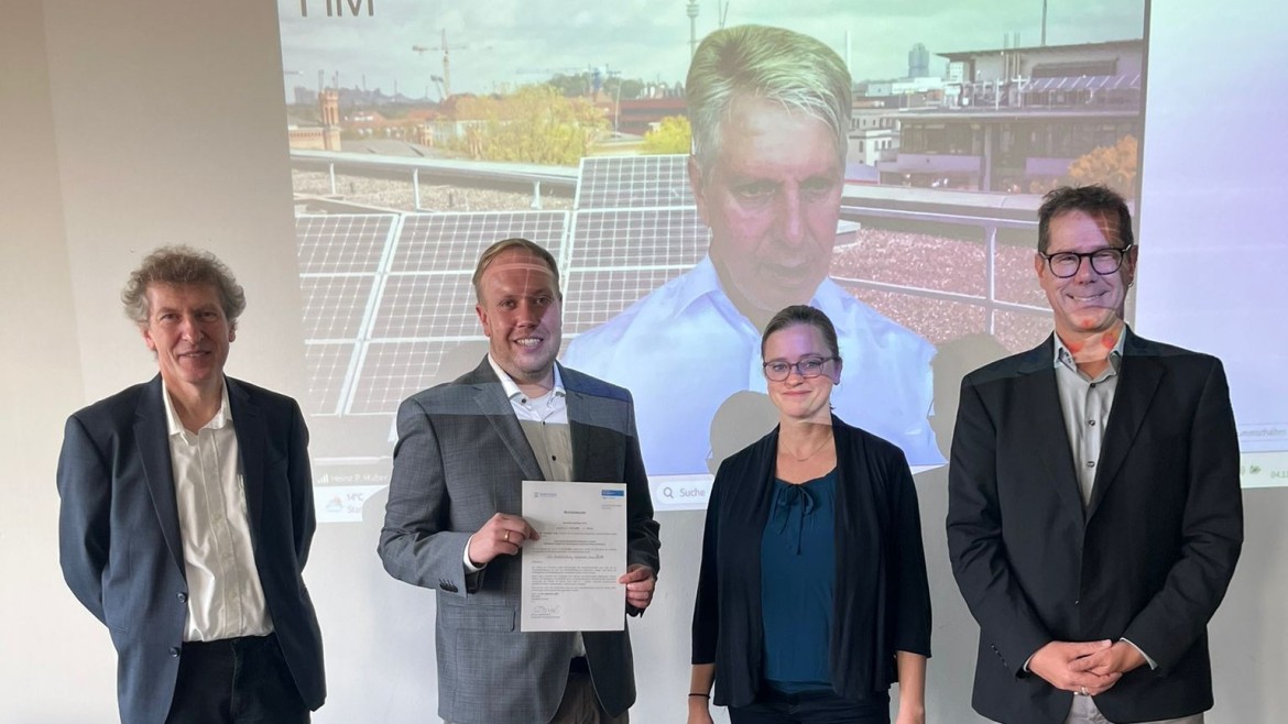 Maximilian Spellauge zusammen mit dem Prüfungsausschuss nach der erfolgreichen hybriden Disputation. Im Bild (von links nach rechts): Dr. habil. Anton Plech (3. Gutachter, Karlsruher Institut für Technologie), Maximilian Spellauge, Prof. Dr. Sabrina Disch (Vorsitz, Universität Duisburg-Essen), Prof. Dr. Stephan Barcikowski (1. Gutachter, Doktorvater, Universität Duisburg-Essen) und im Hintergrund Prof. Dr. Heinz P. Huber (2. Gutachter, Betreuer der Dissertation, Leiter Laserzentrum, Hochschule München).