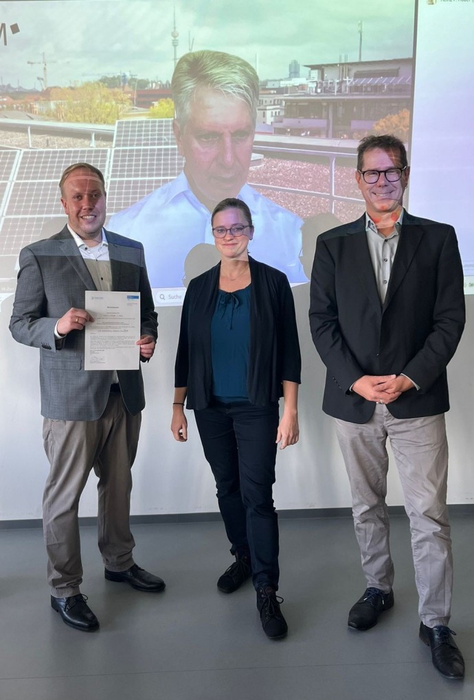Maximilian Spellauge zusammen mit dem Prüfungsausschuss nach der erfolgreichen hybriden Disputation. Im Bild (von links nach rechts): Dr. habil. Anton Plech (3. Gutachter, Karlsruher Institut für Technologie), Maximilian Spellauge, Prof. Dr. Sabrina Disch (Vorsitz, Universität Duisburg-Essen), Prof. Dr. Stephan Barcikowski (1. Gutachter, Doktorvater, Universität Duisburg-Essen) und im Hintergrund Prof. Dr. Heinz P. Huber (2. Gutachter, Betreuer der Dissertation, Leiter Laserzentrum, Hochschule München).