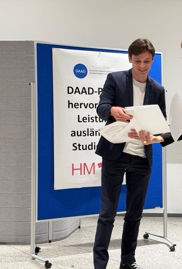 Prof. Dr. Sonja Munz, HM-Vizepräsidentin für Forschung, überreichte den Preis an Bachelor-Student Jules Cheminot