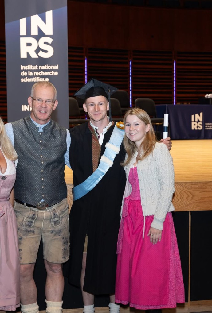 Philipp Wieland mit Familie bei der Abschlussfeier am INRS