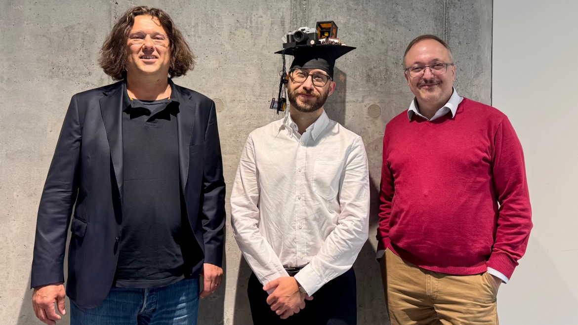 Benedikt Kaufmann nach der Promotion mit seinen Doktorvätern