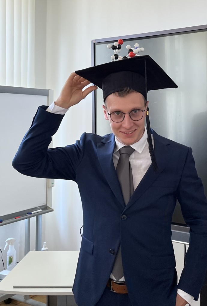 Nach_der_Promotion_Richard_Ganser_mit_Doktorhut