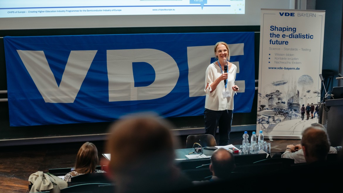 VDE_Zukunftsforum_2025 (Foto: Jonas Kron / VDE) Christina Schindler beim Vortrag auf dem VDE_Zukunftsforum_2025