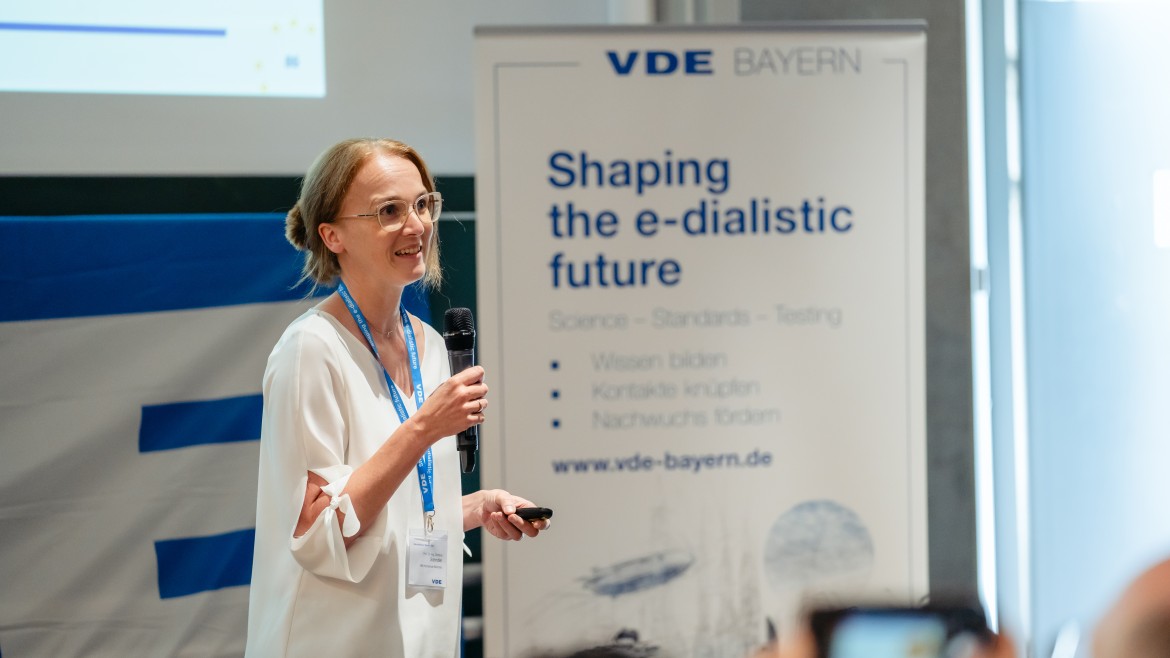VDE_Zukunftsforum_2025 (Foto: Jonas Kron / VDE) Christina Schindler auf dem VDE_Zukunftsforum_2025