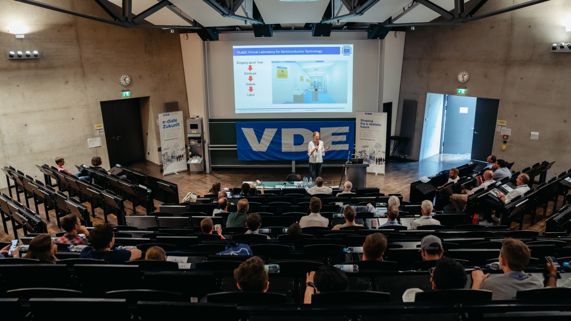 VDE_Zukunftsforum_2025 (Foto: Jonas Kron / VDE) VDE_Zukunftsforum_2025 - Blick in den Vortragsraum an der Hochschule München