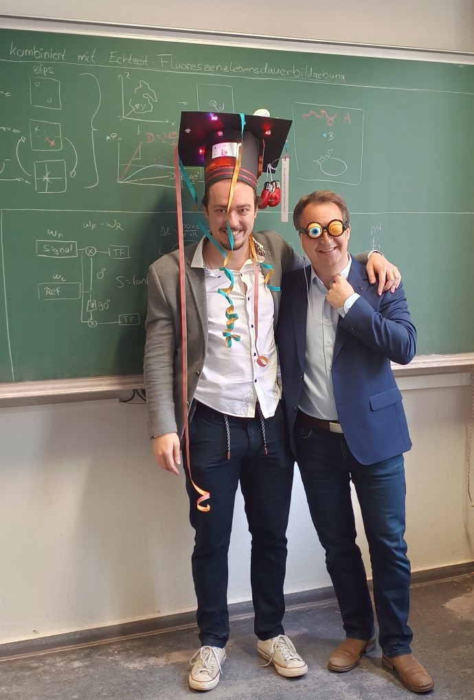 Promotion Thomas Kellerer; im Bild von links Kellerer mit Doktorhut und Betreuer Prof. Hellerer