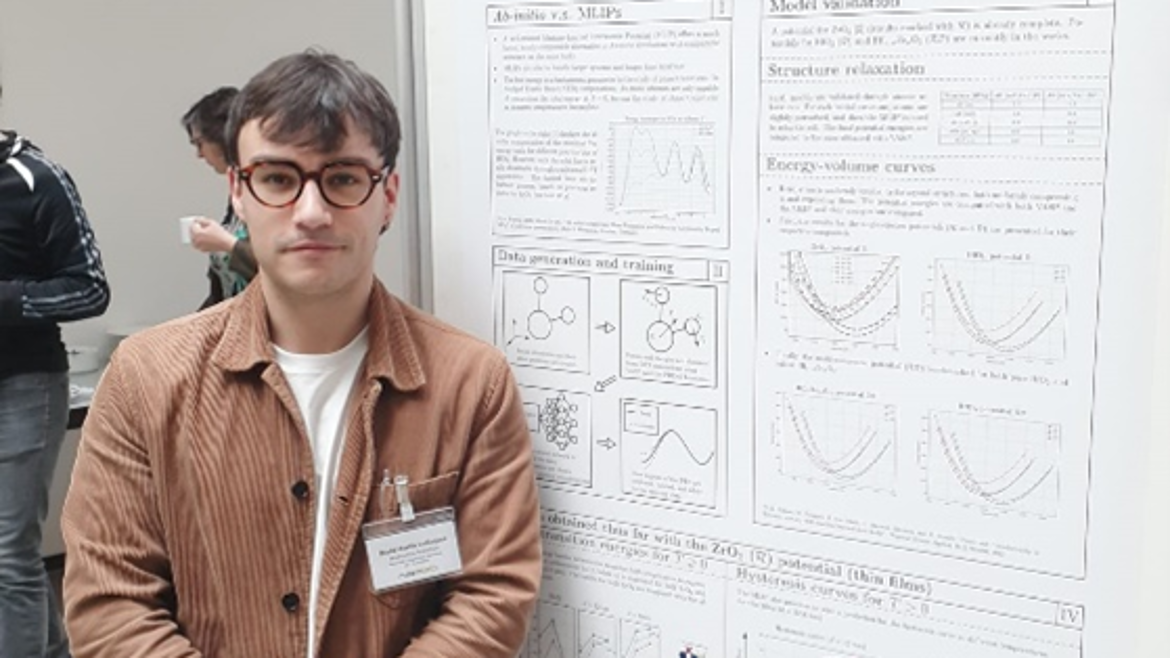 Doktorand David Martin Velazquez mit seinem Poster