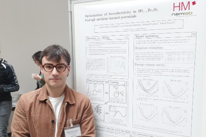 Doktorand David Martin Velazquez mit seinem Poster