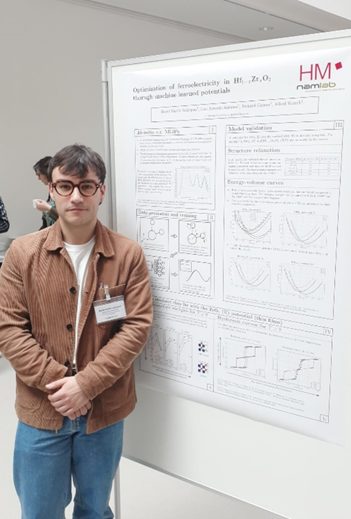 Doktorand David Martin Velazquez mit seinem Poster