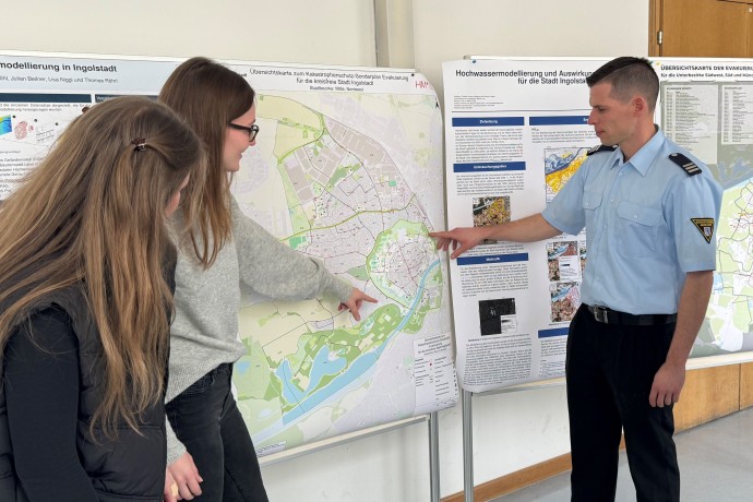 Posterpräsentation (Foto: Stadt Ingolstadt/Schimmer) Personen vor Postern
