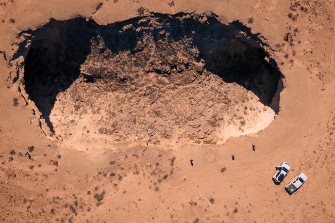 Drohnenaufnahme der eingestürzten Utebay-Doline in Mangystau, Kasachstan (Foto: Svevind Energy Group, 2023) Drohnenaufnahme