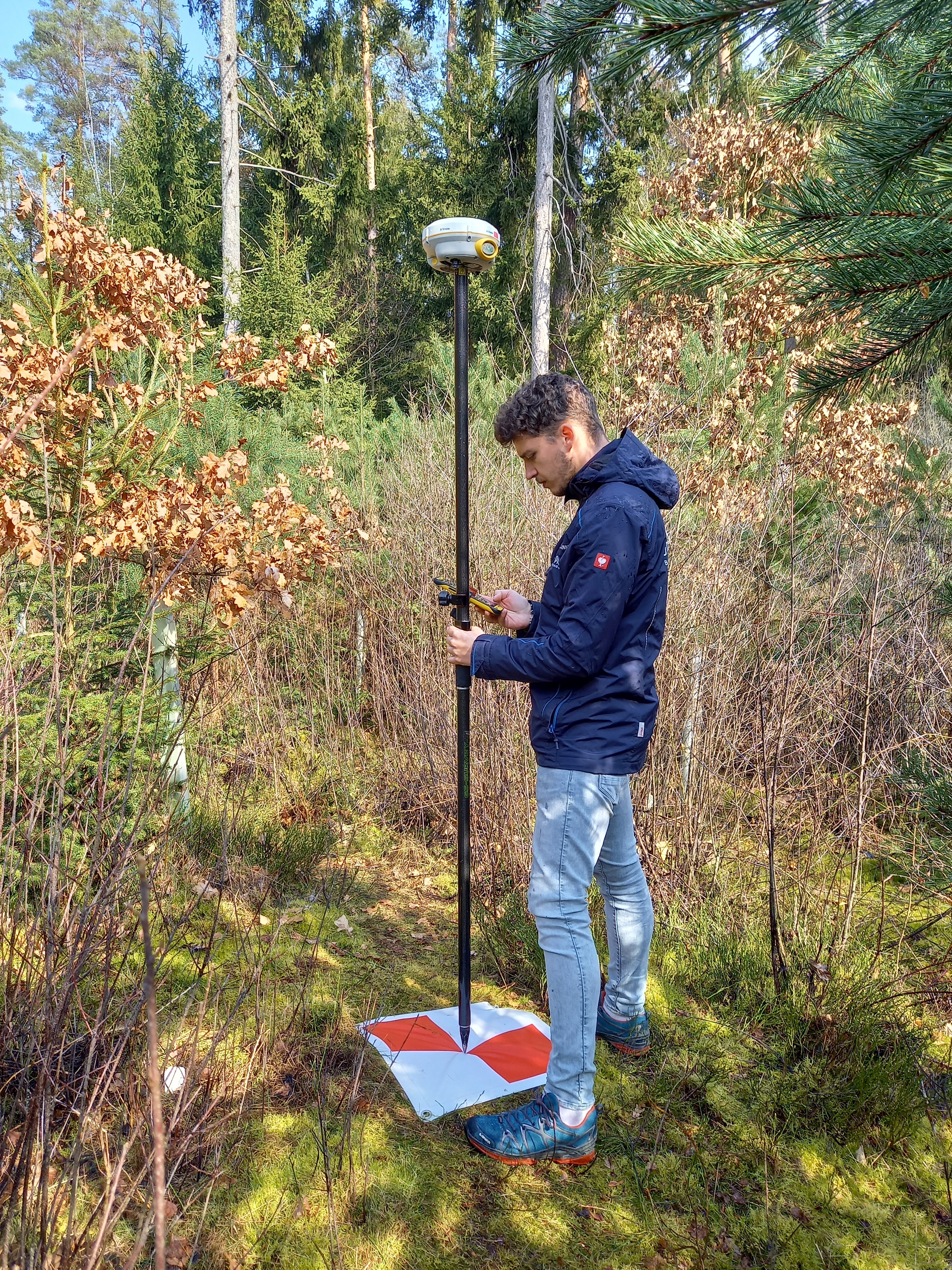 Student mit GNSS-Instrument