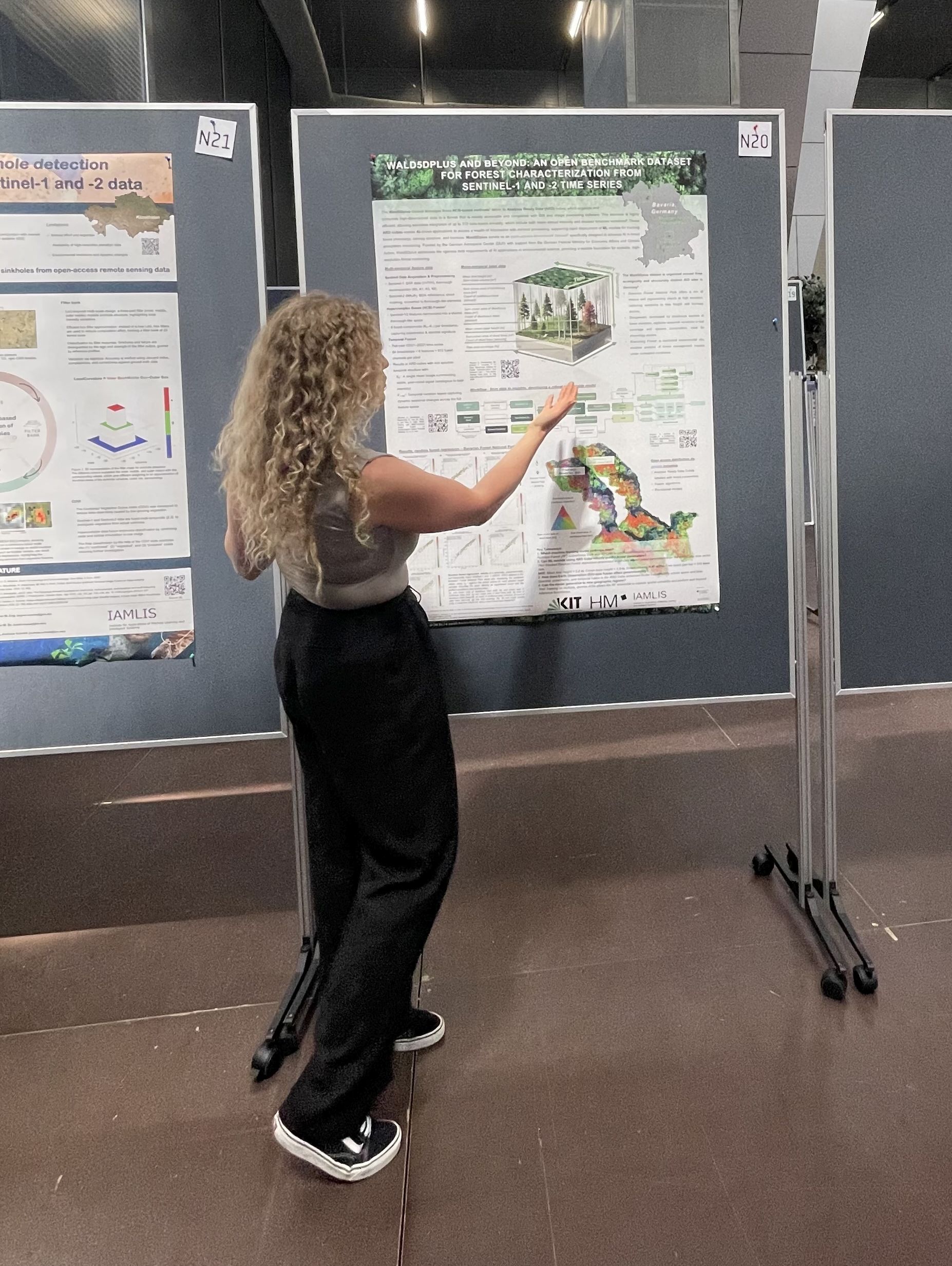 Sarah Hauser präsentiert ihr Poster.