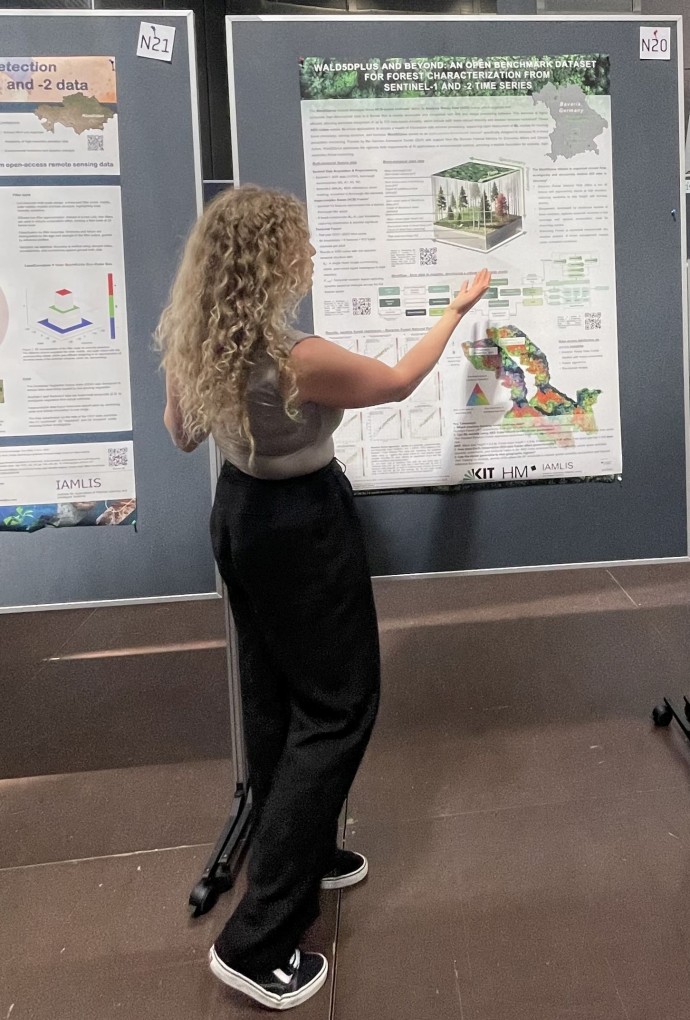 Sarah Hauser präsentiert ihr Poster.