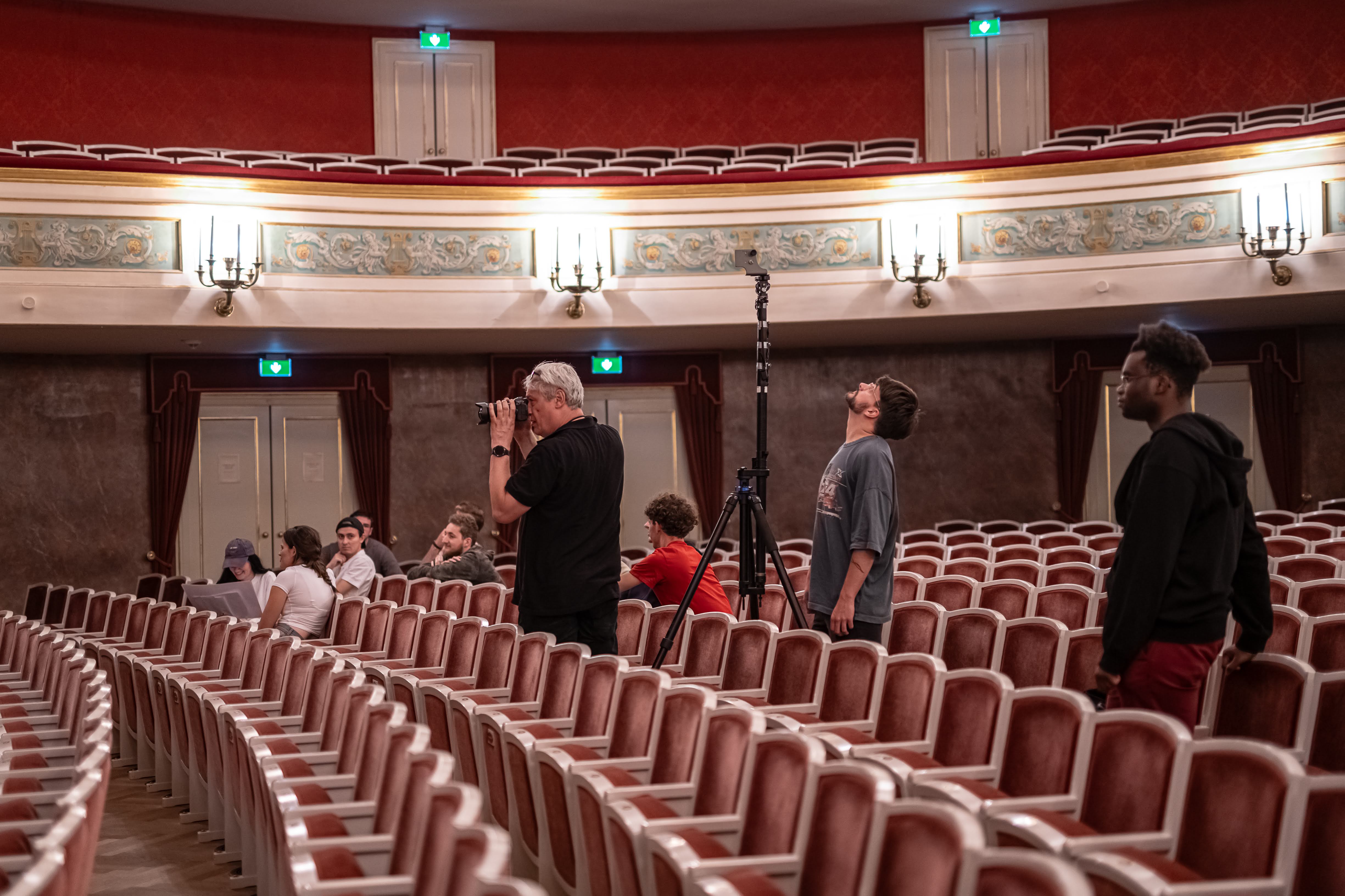 Personen im Theatersaal