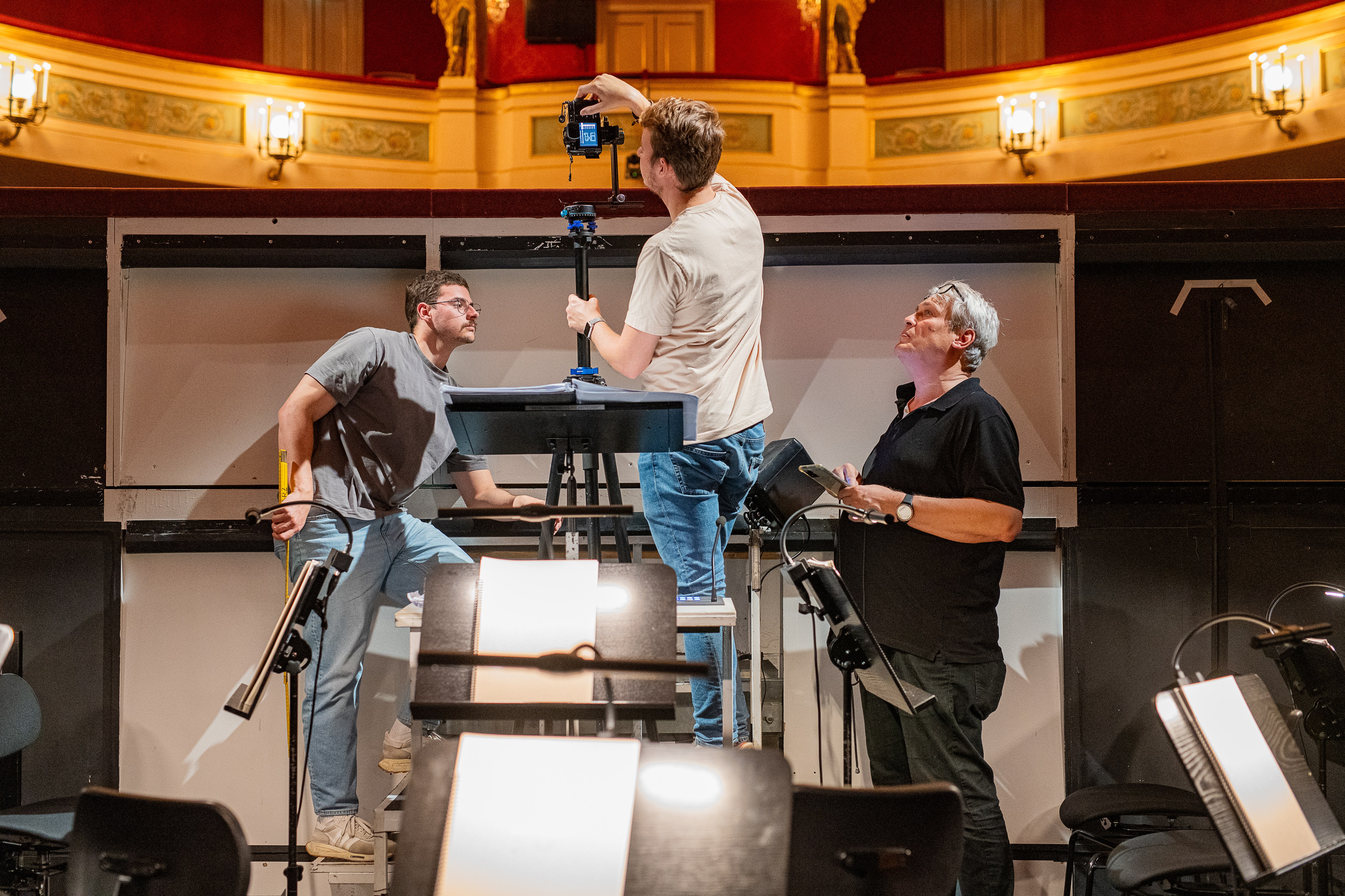 Personen mit Kamera im Orchestergraben
