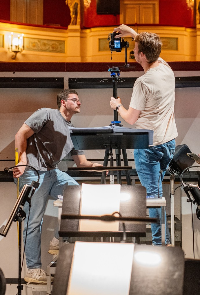 Personen mit Kamera im Orchestergraben