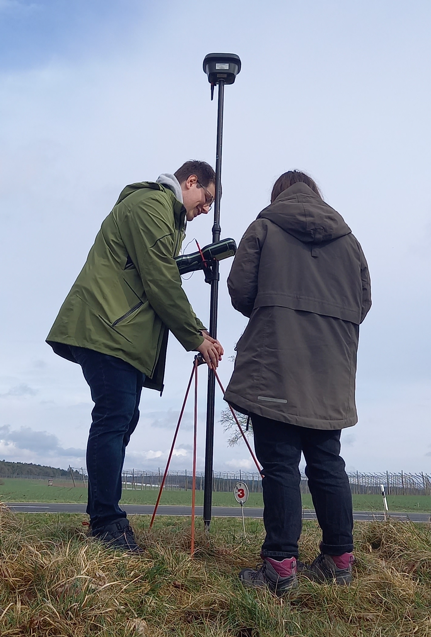 Studierende mit GNSS-Instrument