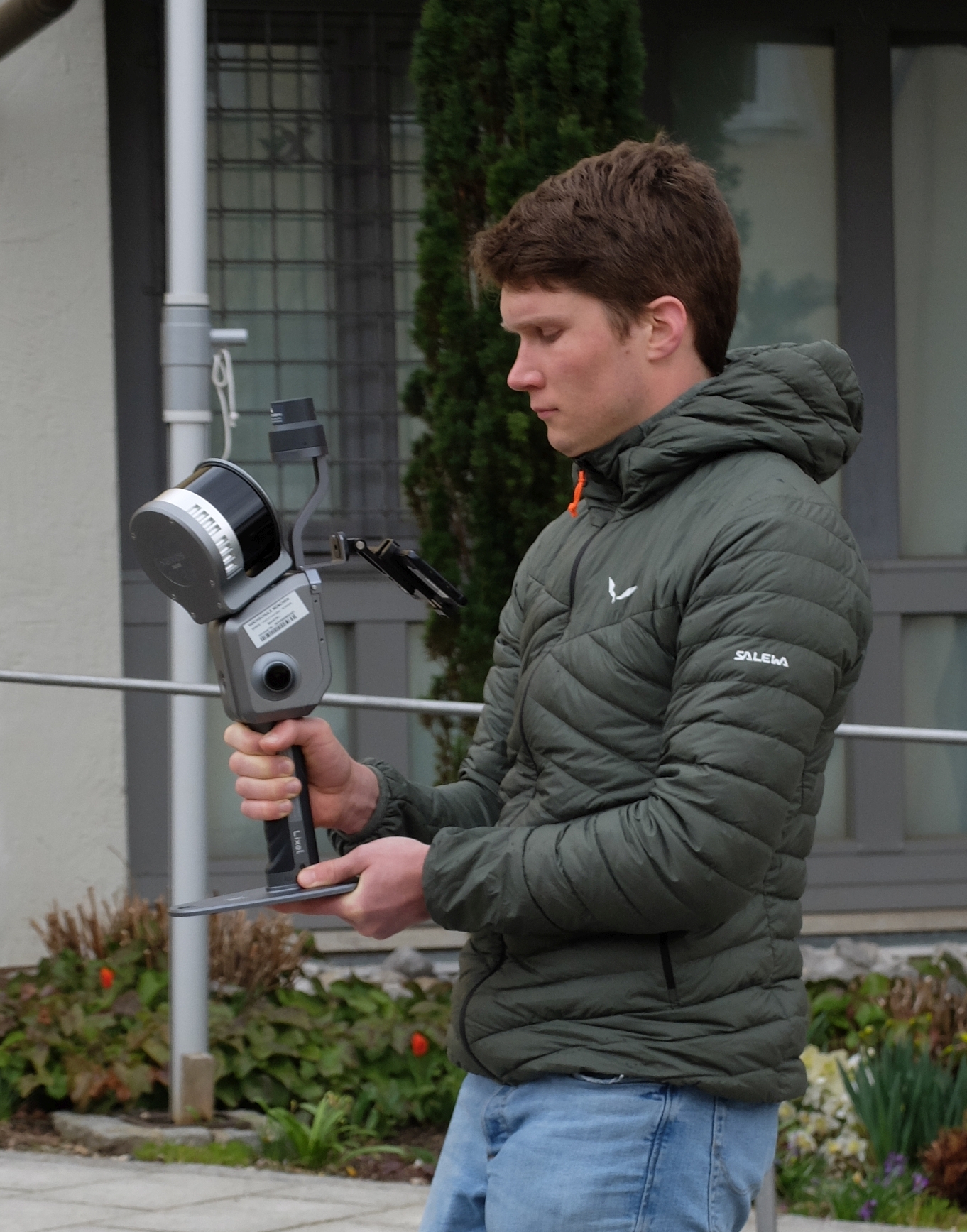 Student mit Scanner