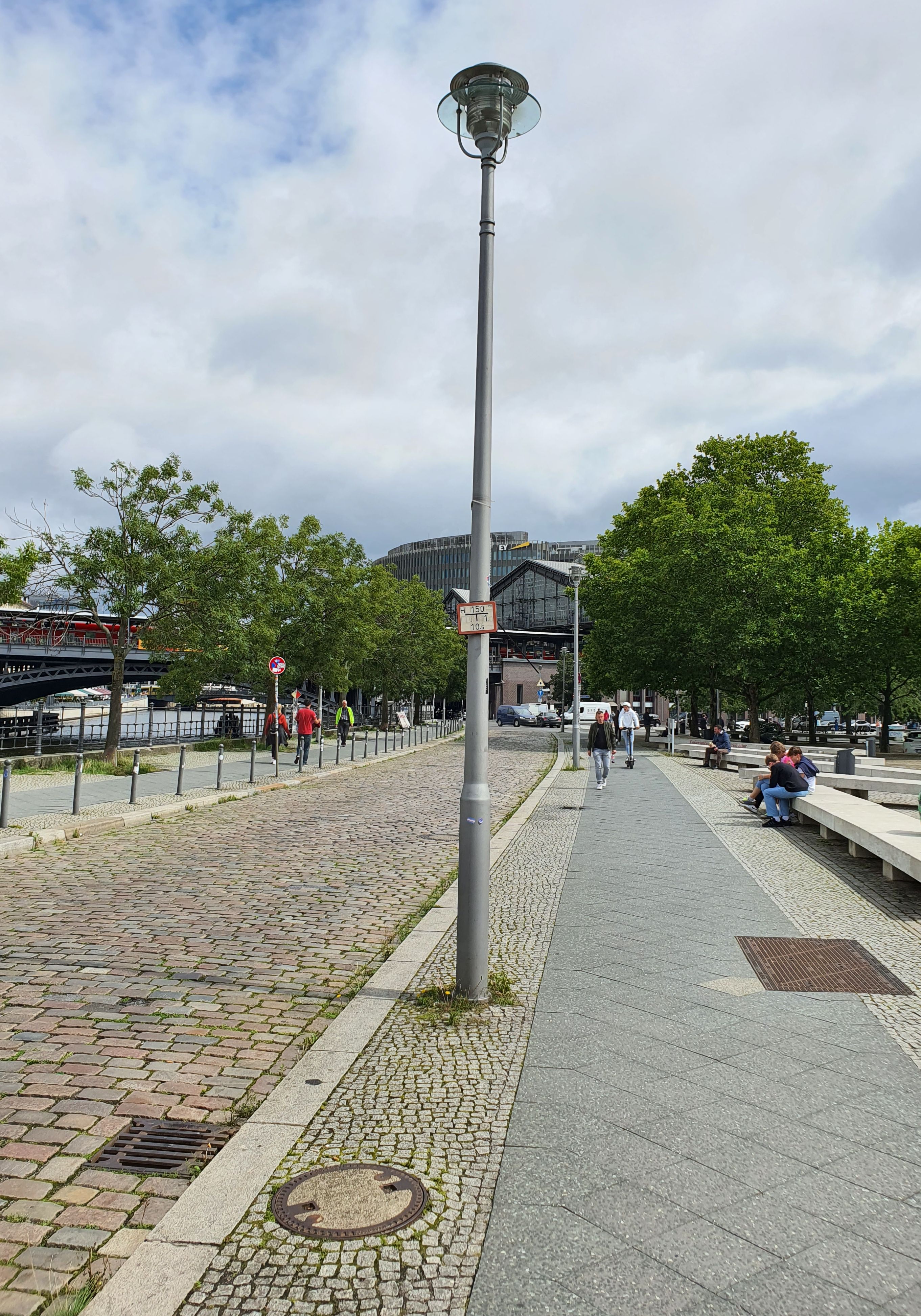 Kanaldeckel und Straßenlaternen in nächster Nähe