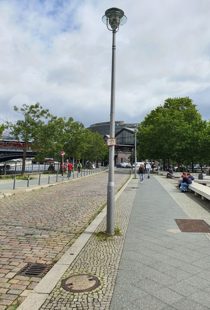 Kanaldeckel und Straßenlaternen in nächster Nähe
