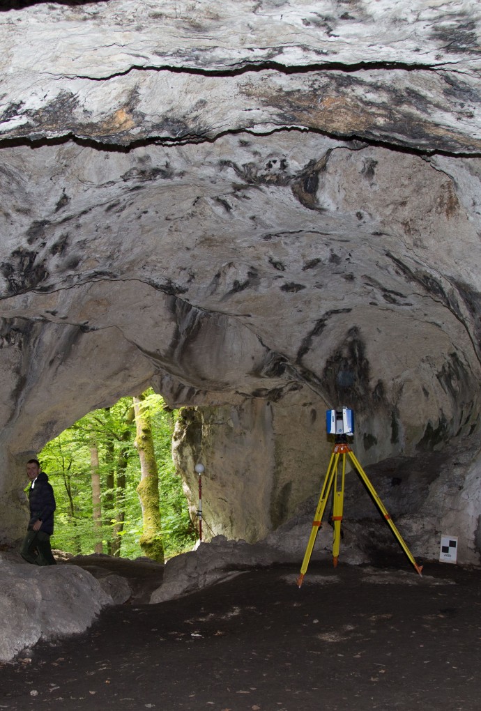 Höhle mit Scanner