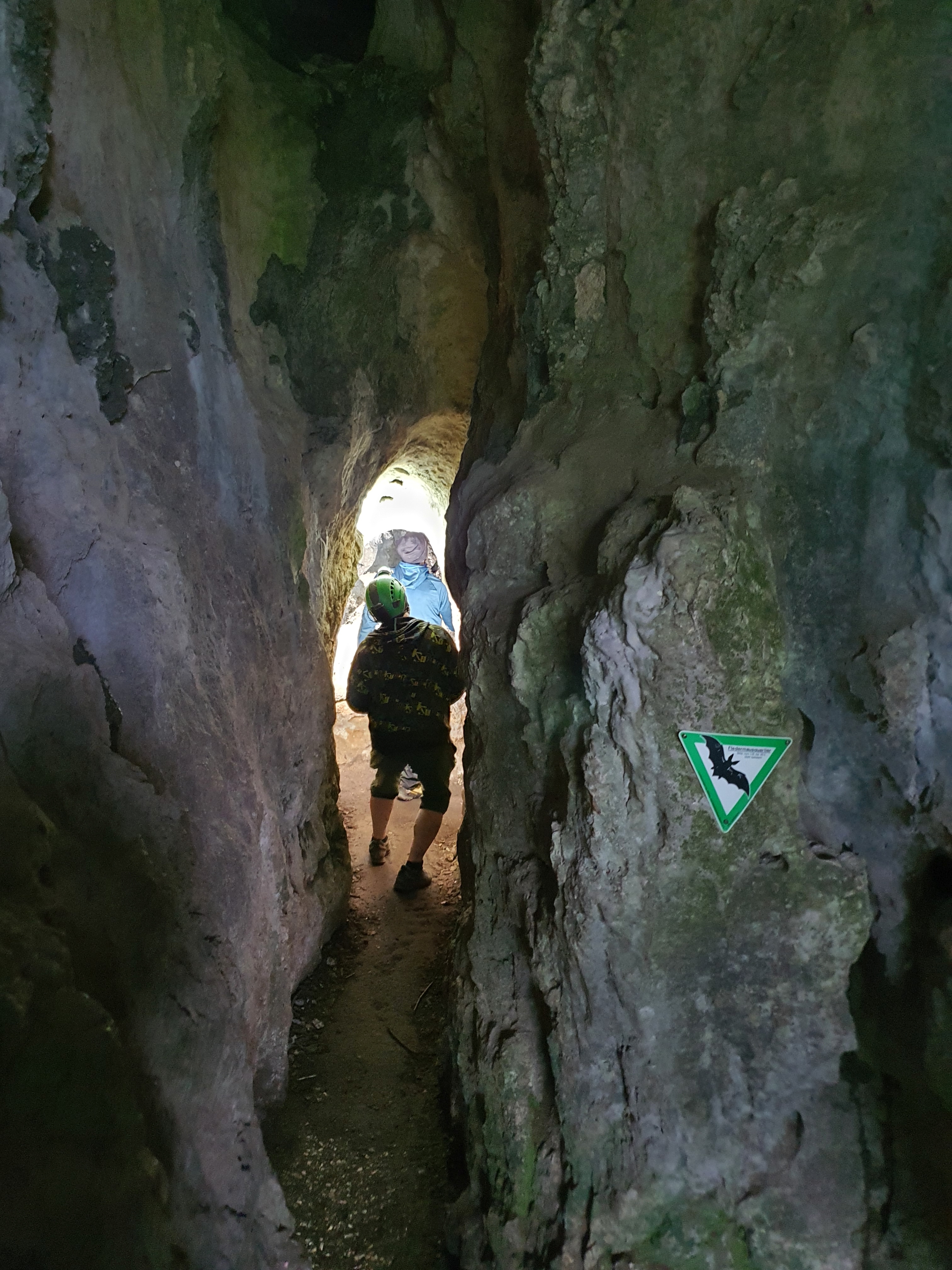Person in Durchgang